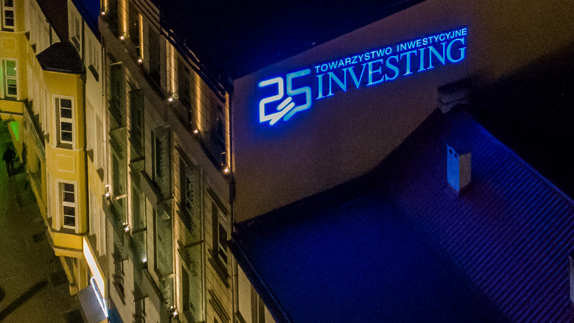 investing-litery-świetlne-3D-led-litery-na-budynku-reklama-litery-podśwetlane-logo-firmy-na-elewacji-litery-na-wysokości-na-budynku-led-letters